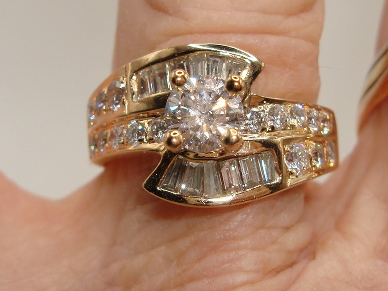 14K gold engagement ring with a 0.5ct center stone and diamond accents, size 8 1/2