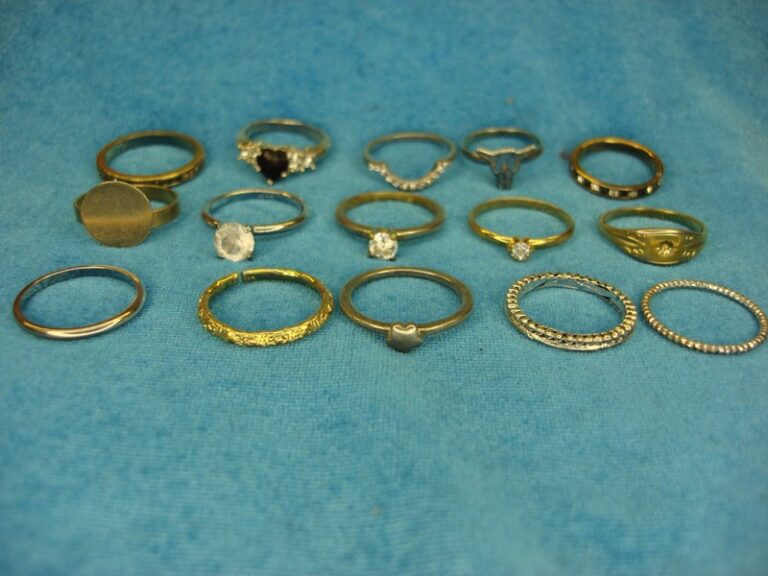 Lot of 15 vintage and modern fashion rings