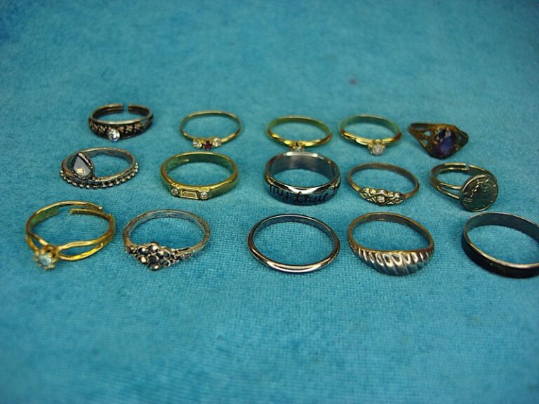 Vintage and modern dainty fashion rings (lot of 15)