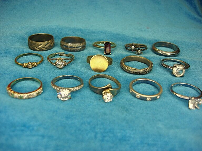 Lot of 15 vintage and modern fashion rings