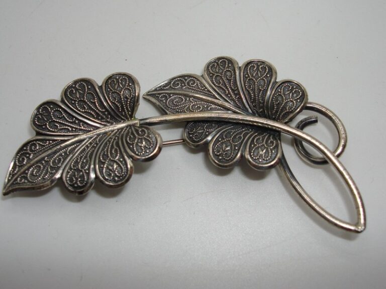 Vintage Beau Sterling Silver Leaf Brooch Pin