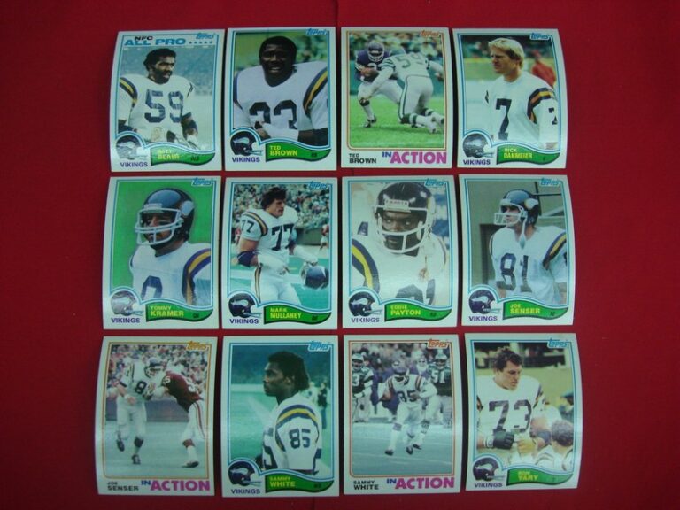Vintage 1982 Topps Minnesota Vikings football card lot of 12
