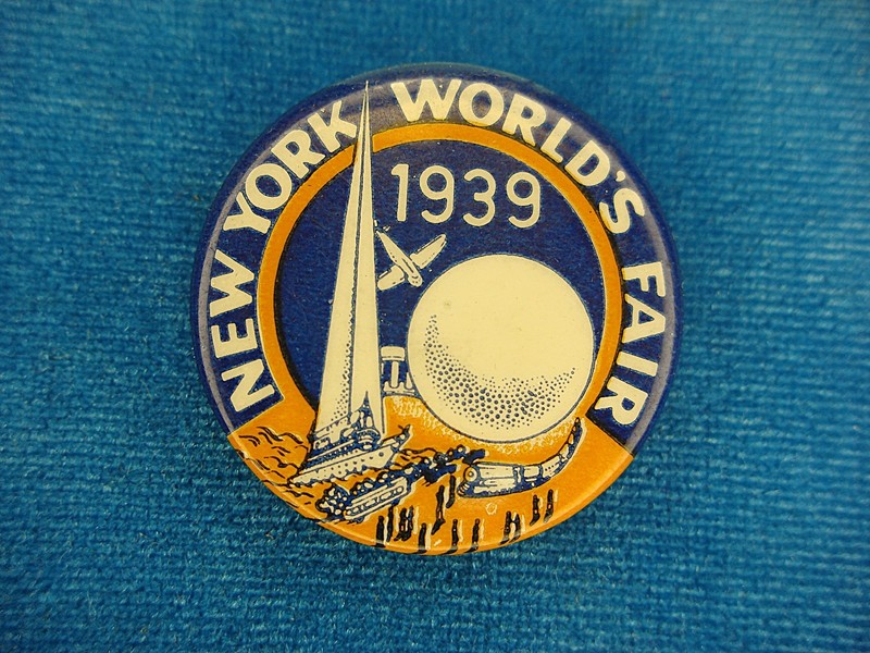 Vintage 1939 New York World's Fair button in excellent condition.