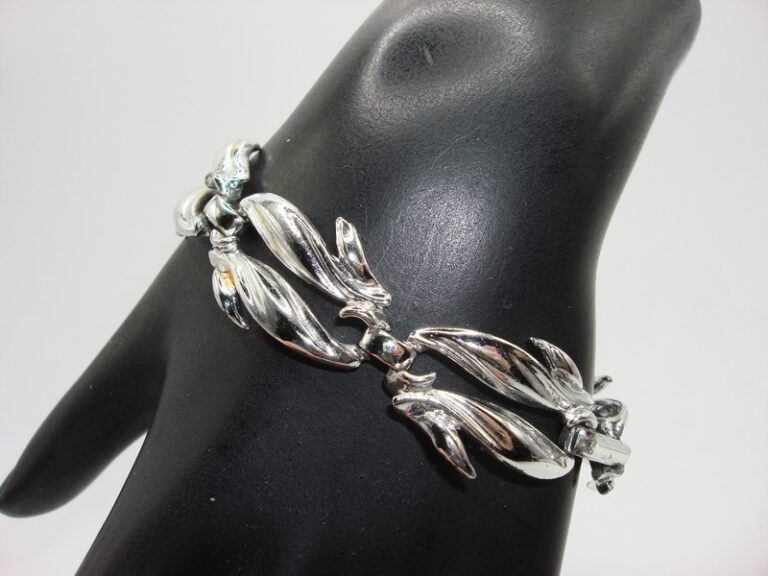Vintage 1960s Claudette silver-tone metal bracelet