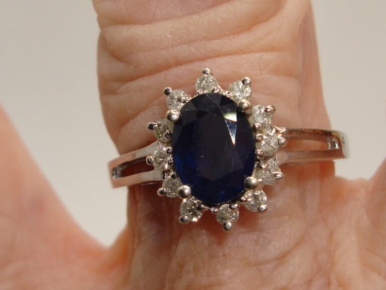 Stunning 10K white gold sapphire and diamond ring (size 8)
