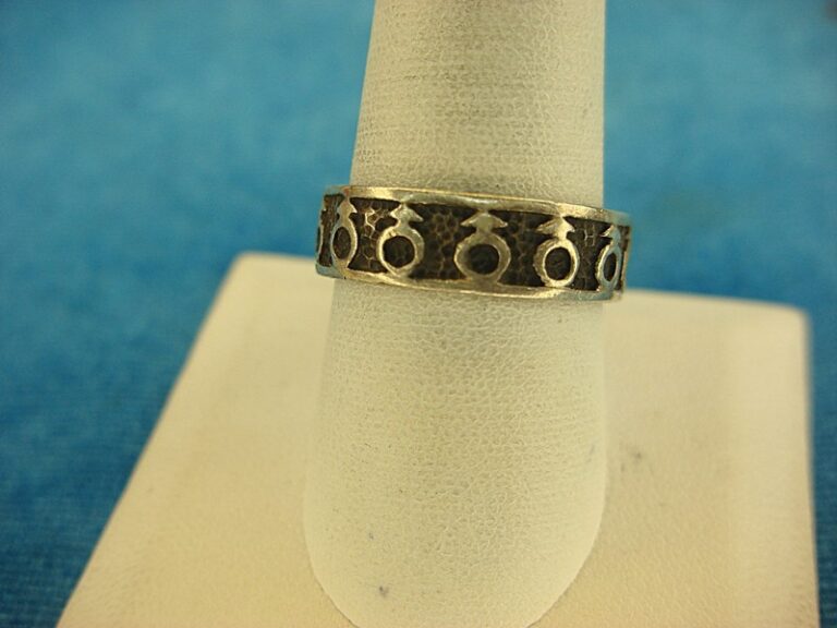 Vintage sterling silver band ring with circles and arrows, black enamel, size 9.5