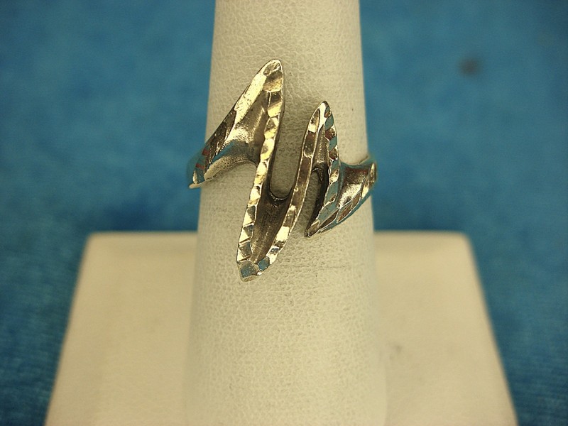 Sterling silver ring with a wild design, size 7.5