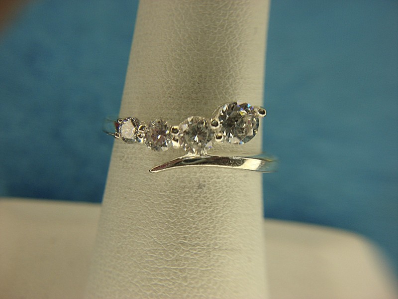 Sparkling sterling silver ring with fancy setting and graduated simulant diamonds (size 7)