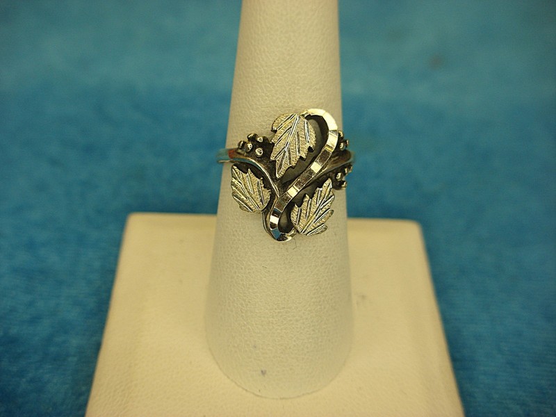 Sterling silver grape leaf ring, size 7 1/4, filigree design, pre-owned excellent condition