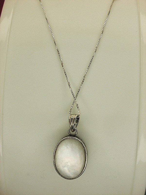 Vintage sterling silver reversible pendant with mother-of-pearl and onyx, 18 inch chain