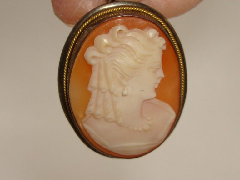 Vintage 900 silver carved shell cameo pendant with a portrait of an elegant lady