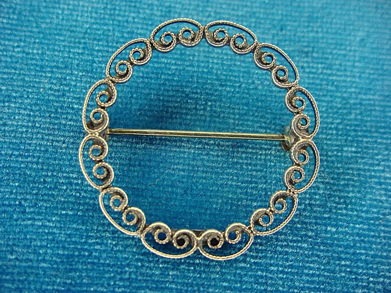 Vintage Beau Sterling 1 1/8 inch circle pin in great condition