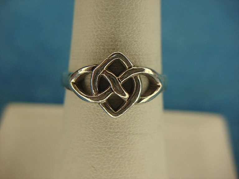 Sterling silver Celtic ring, size 7 1/2, vintage design, excellent condition