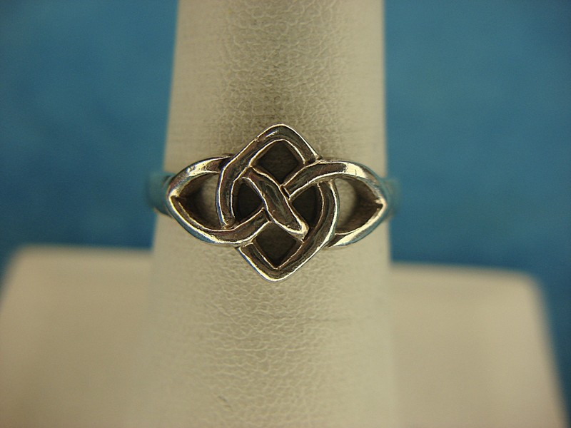 Sterling silver Celtic ring, size 7 1/2, vintage design, excellent condition