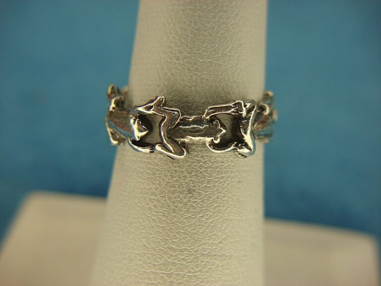 Sterling silver band ring with an intricate leaping frog design, size 6 1/2