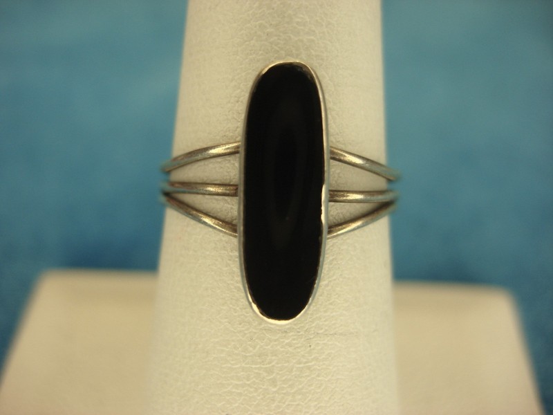 Vintage sterling silver ring with a vertical onyx stone, size 7 1/4