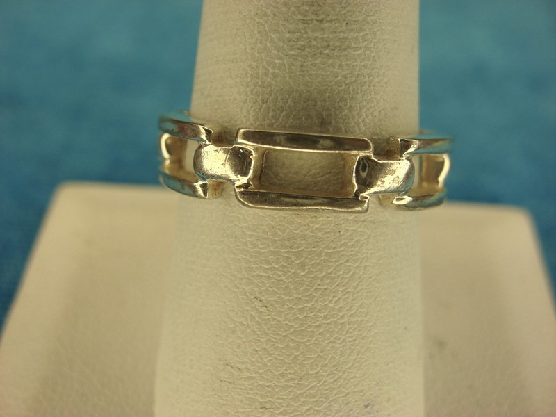 Sterling silver band ring with a link pattern, size 9