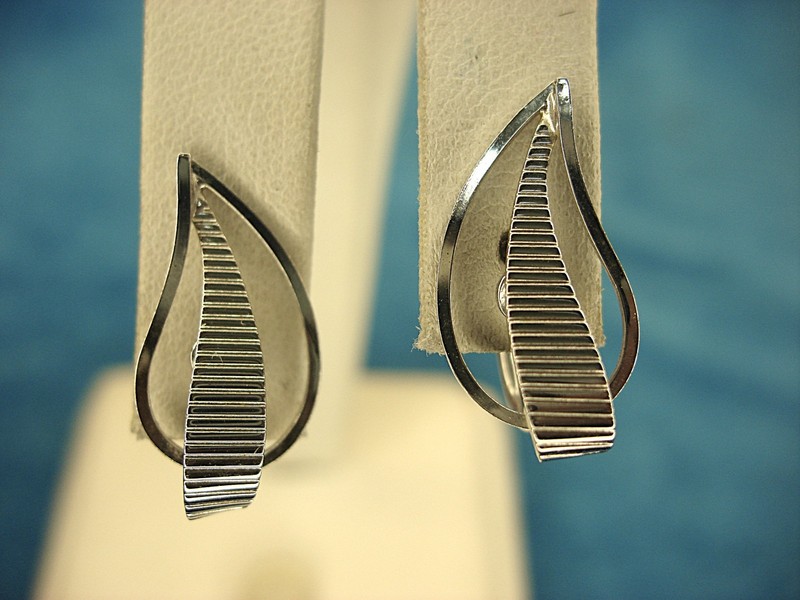 Vintage Van Dell leaf earrings, white gold filled, excellent condition