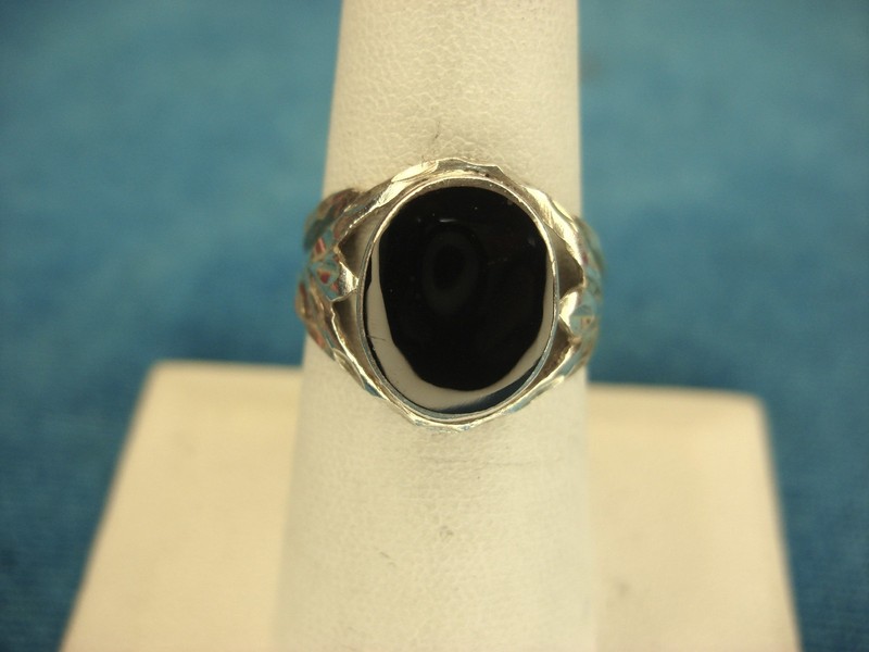 Sterling silver ring with inlaid onyx stone, size 7 3/4