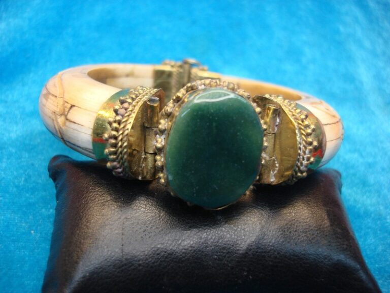 Vintage heavy hinged bangle bracelet, 7 inches in circumference