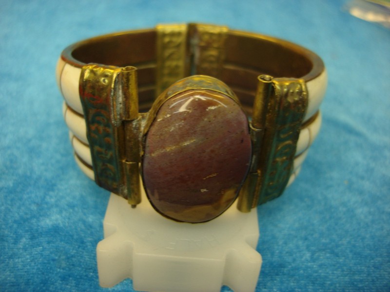 Vintage hinged bangle bracelet, 7.25 inches, excellent condition