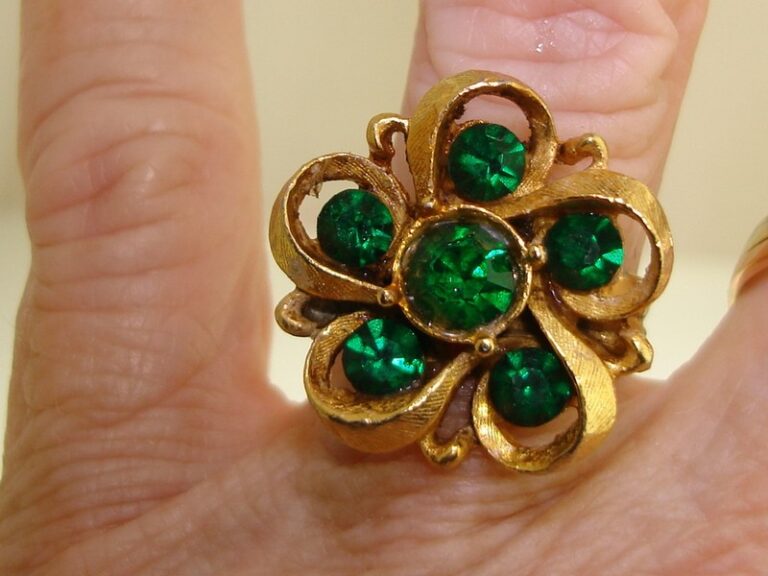 Vintage 1960s emerald green rhinestone cocktail ring, adjustable size 7