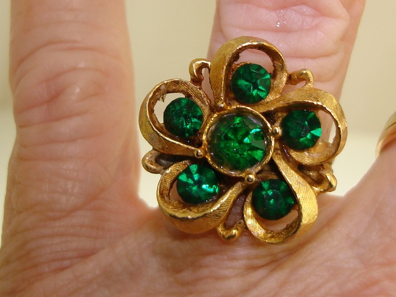 Vintage 1960s emerald green rhinestone cocktail ring, adjustable size 7