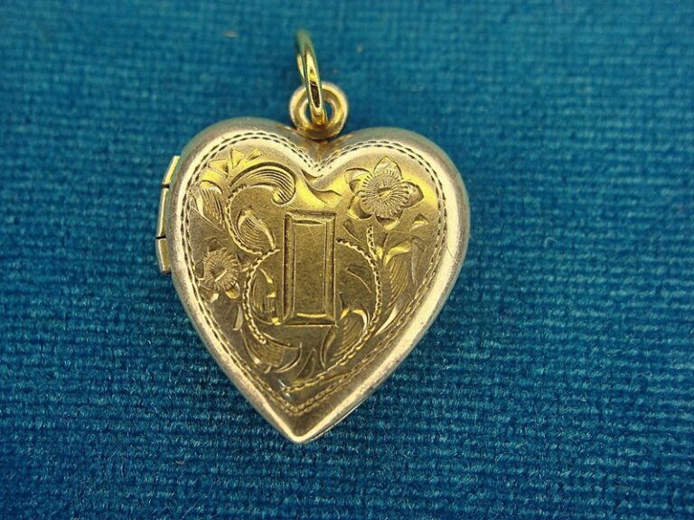 Vintage gold filled locket, 12K GF, extra fancy design with secure snap closure