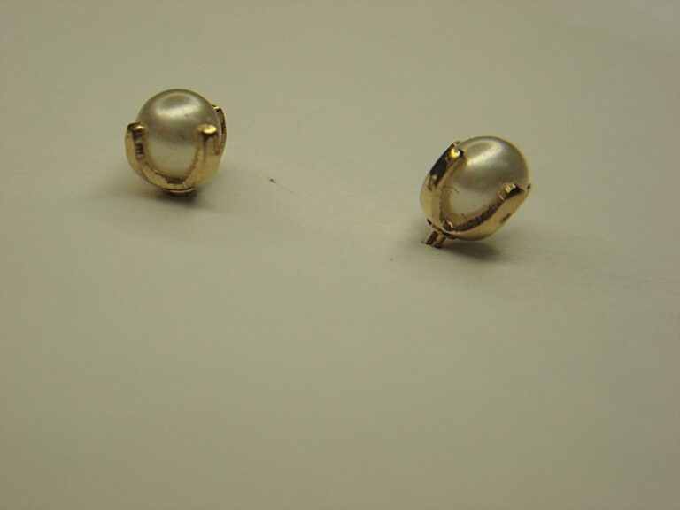 14K yellow gold cultured pearl stud earrings