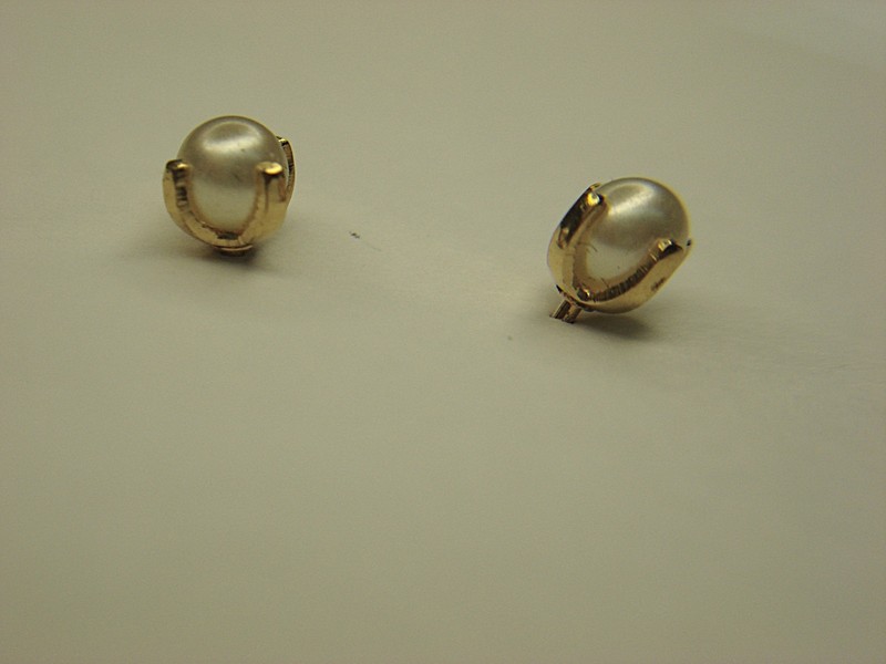 14K yellow gold cultured pearl stud earrings