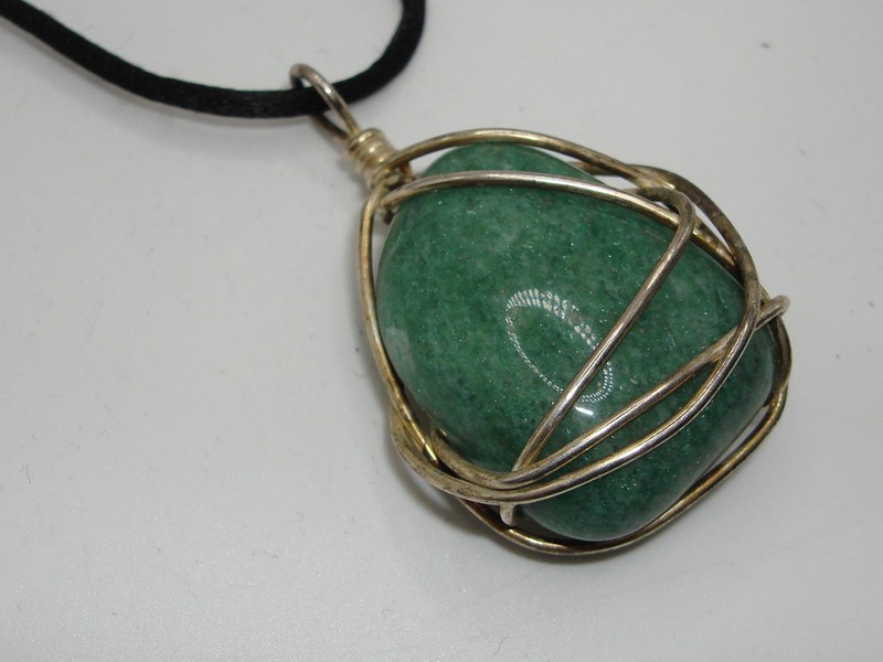 Vintage artisan-crafted jadeite pendant necklace