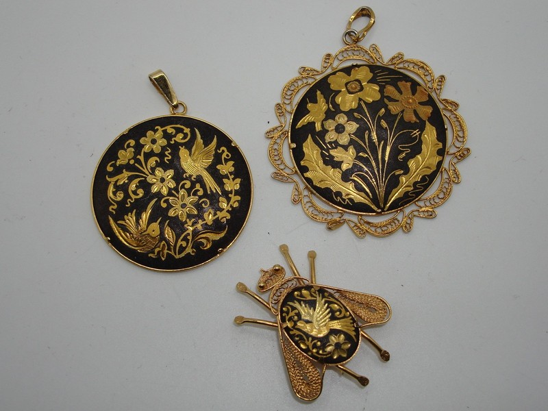 Vintage Damascene jewelry set from Toledo, Spain, including a pendant and pin