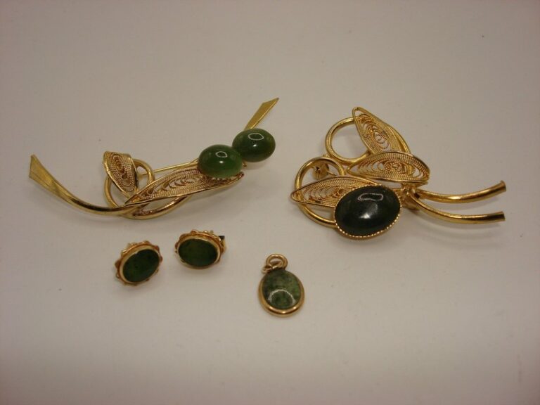 Vintage Jadeite Jewelry Set