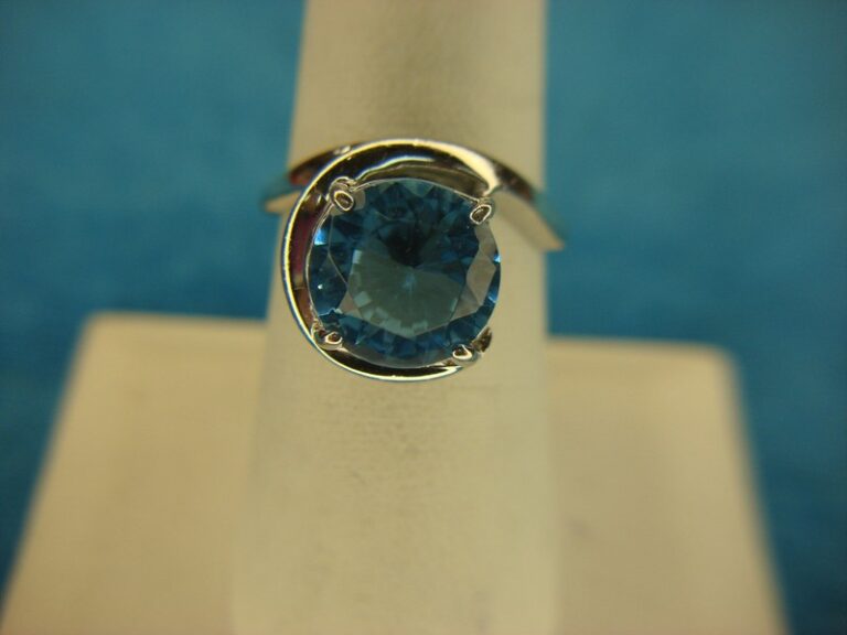 Vintage sterling silver ring with a medium blue stone, size 7