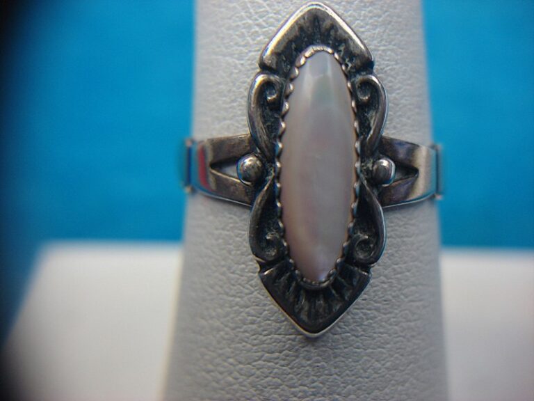 Vintage sterling silver ring with mother of pearl inlay, size 7.5