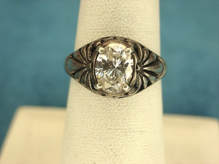 Vintage sterling silver ring with a sparkling simulant diamond (size 7)