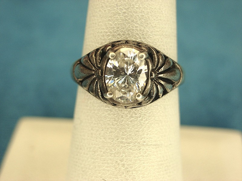 Vintage sterling silver ring with a sparkling simulant diamond (size 7)