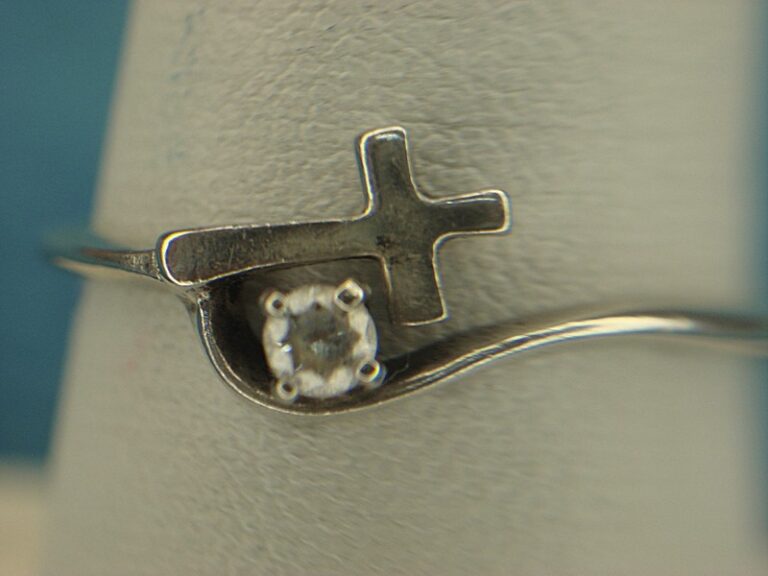 Petite sterling silver cross ring with sim diamond, size 8