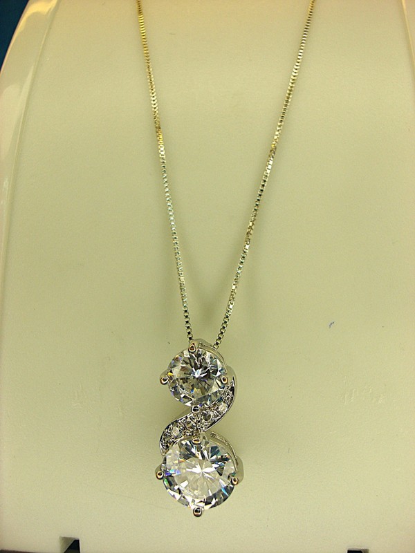 Sparkly sterling silver pendant with cubic zirconia stones and box chain