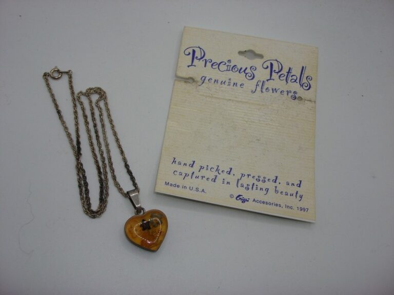 Vintage 1997 Mexico pressed flower pendant necklace with lucite heart charm