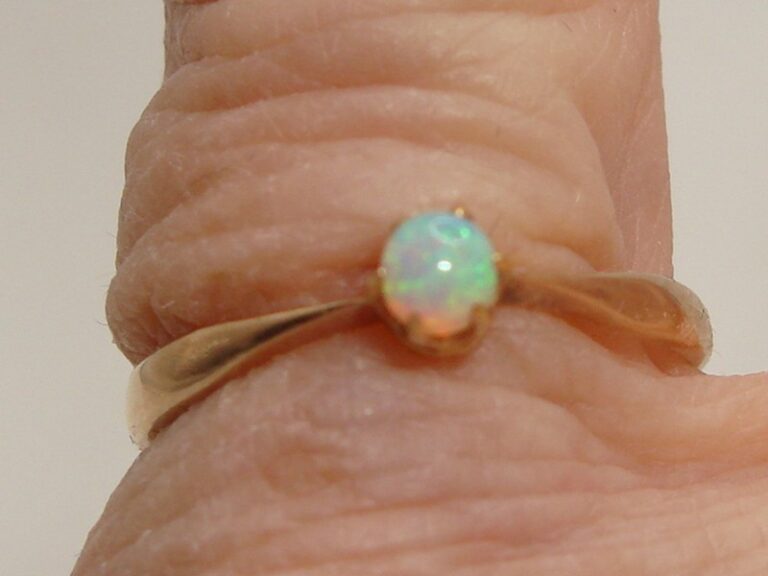 Vintage 10k solid gold ring with fiery opal, size 6