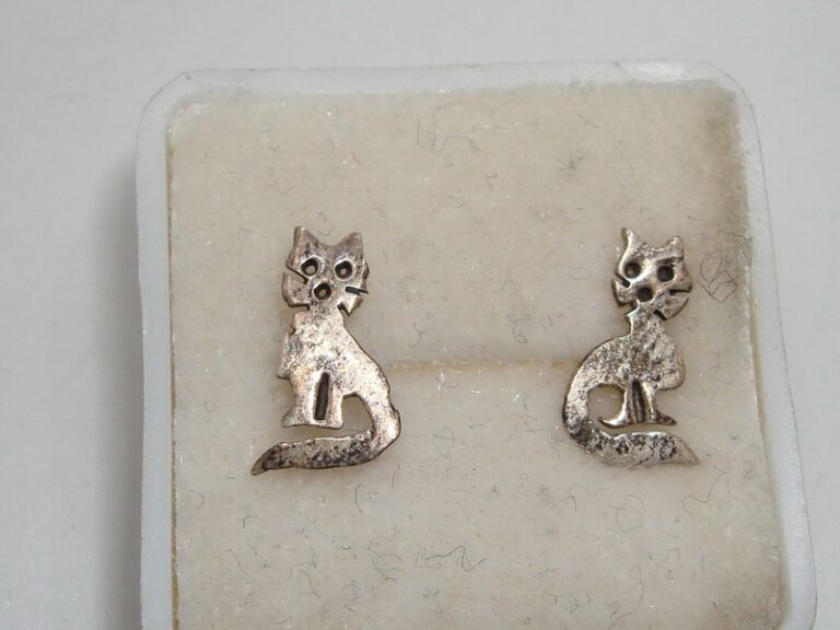 Vintage sterling silver cat pierced earrings