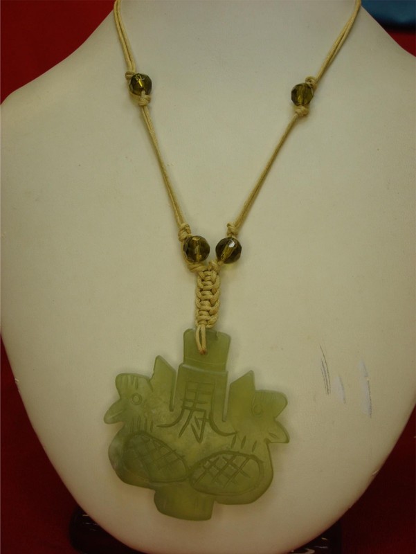 Vintage green quartz chicken necklace with glass beads