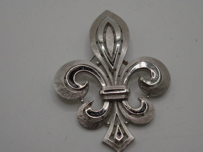 Vintage Crown Trifari Fleur-de-lis Brooch - Brushed Silver, Excellent Condition