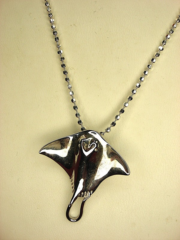 Sterling silver stingray pendant necklace, pre-owned, excellent condition