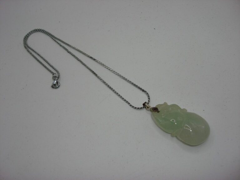 Vintage 18K gold-plated jadeite pendant necklace with carved green jade