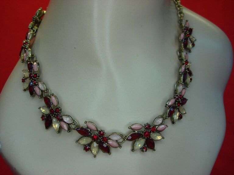Vintage gold-tone floral necklace