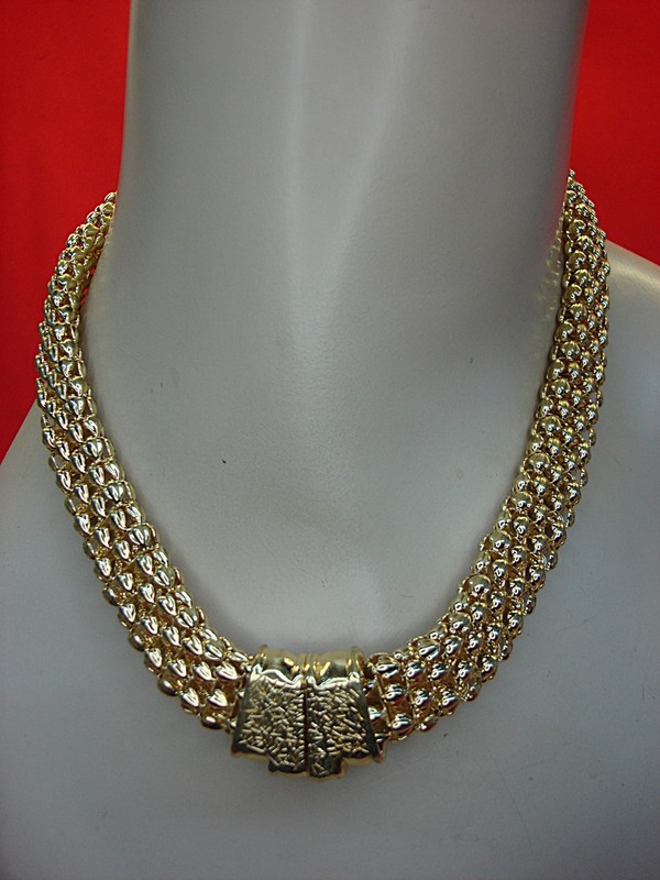 Vintage gold tone magnetic necklace, 17.5 inches, excellent condition