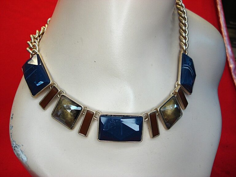 Vintage gold-tone necklace with multicolor stones