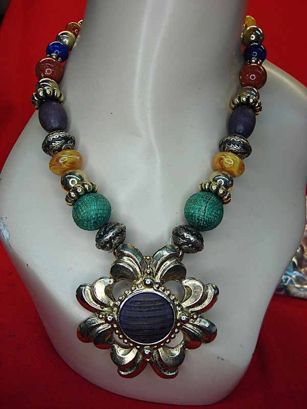 Vintage gold-tone graduated bead necklace with pendant